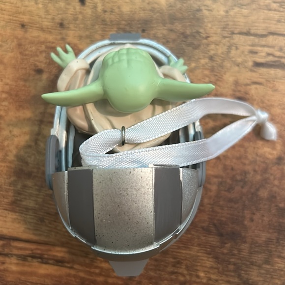 2020 Hallmark Star Wars The Mandalorian The Child Christmas Ornament Baby Yoda - Picture 2 of 3